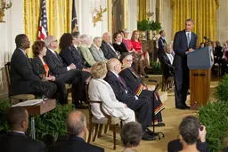 اوباما مدال آزادی را به گردن "مریل‌استریپ" انداخت/ تصاویر