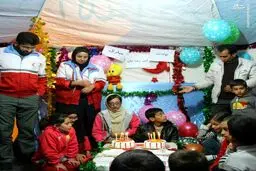 جشن تولد کودک زلزله‌زده در چادر/عکس