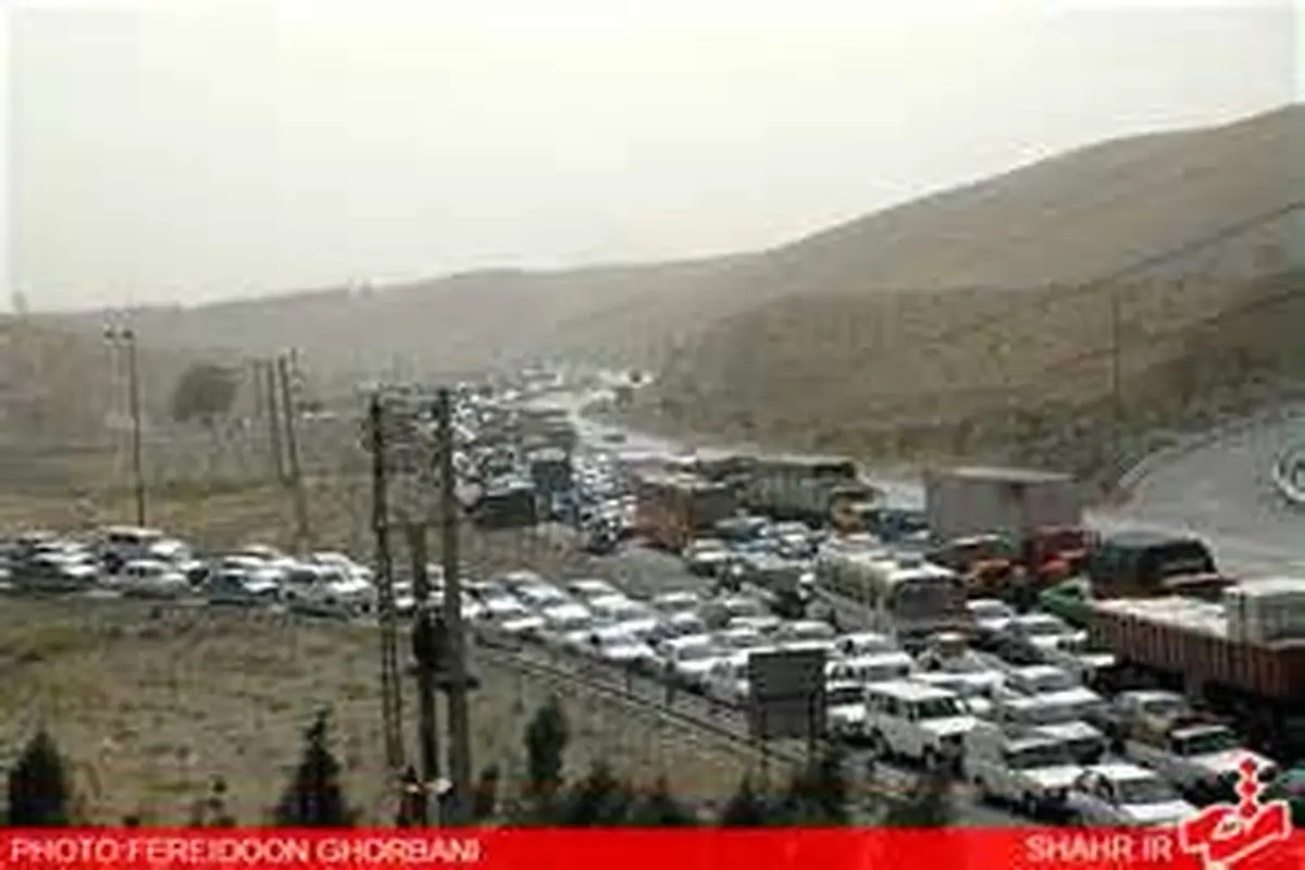 باران و ترافیک در جاده چالوس و پیرانشهر