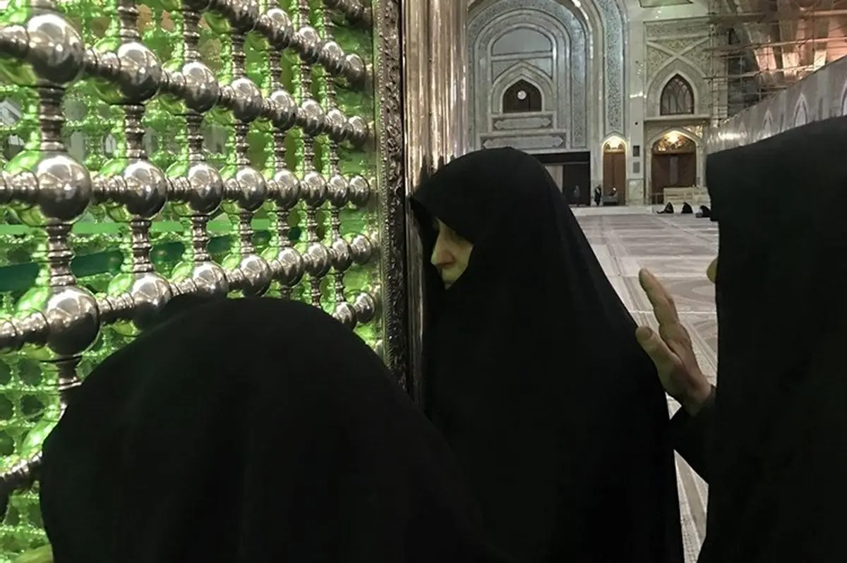 عکس/ فاطمه هاشمی بر مزار آیت‌الله /هنوز وصیت‌نامه سیاسی پدرم را مطالعه نکرده‌ام