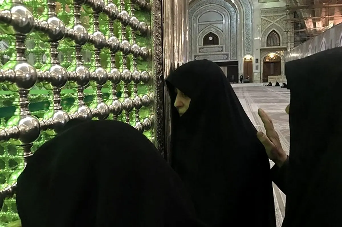 عکس/ فاطمه هاشمی بر مزار آیت‌الله /هنوز وصیت‌نامه سیاسی پدرم را مطالعه نکرده‌ام
