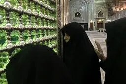 عکس/ فاطمه هاشمی بر مزار آیت‌الله /هنوز وصیت‌نامه سیاسی پدرم را مطالعه نکرده‌ام
