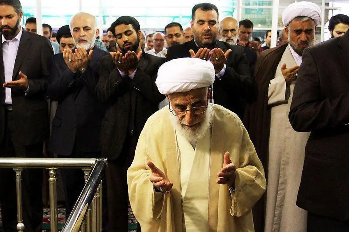 آیت الله جنتی کجا نماز خواند؟ /عکس