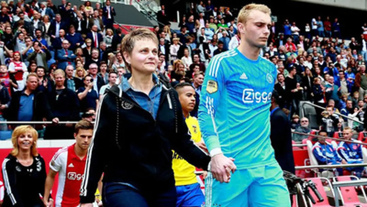 بازیکنان آژاکس با مادرانشان به زمین رفتند/تصاویر