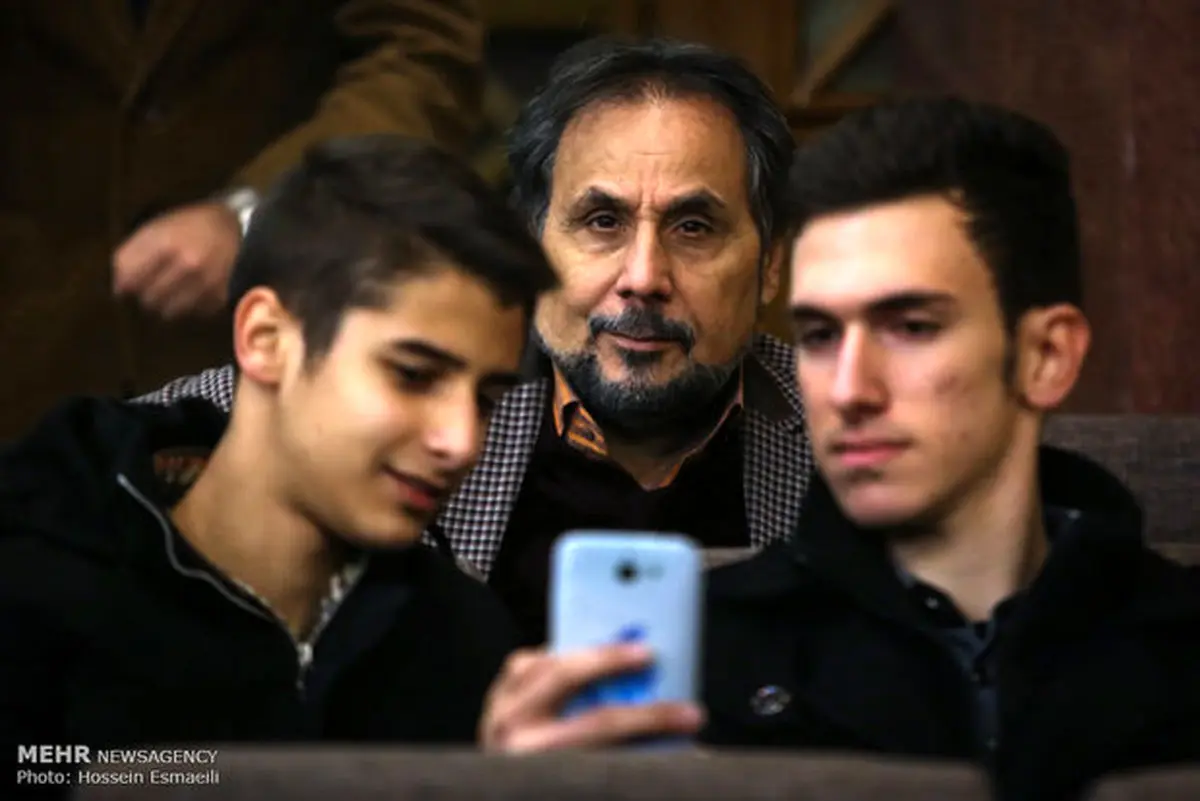 سلفی با عمو قناد در مراسم ختم  انوشیروان ارجمند/ عکس