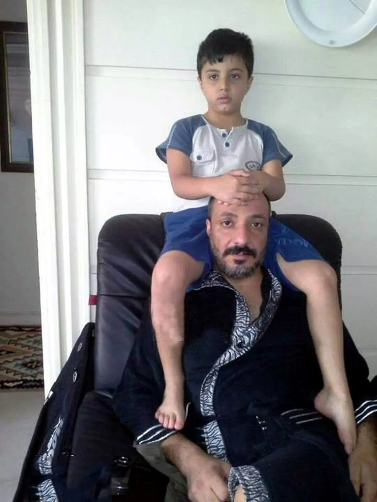 عکسی متفاوت از امیر جعفری و پسرش