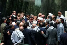 عکس گرفتن یک نماینده از دعوای کوچک زاده و ظریف/  عکس