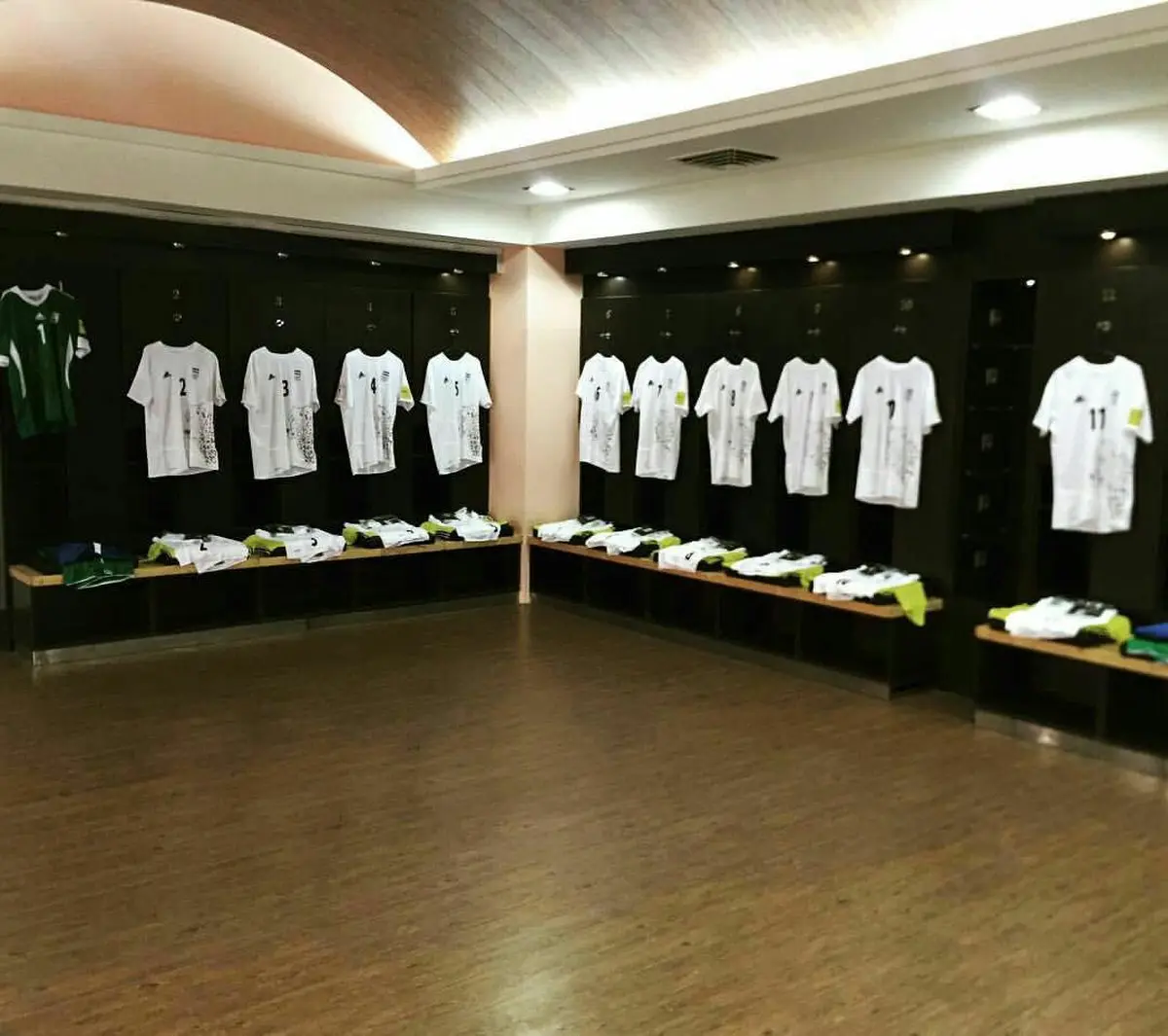 رختکن تیم ملی فوتبال ایران با پیراهن آدیداس/ عکس