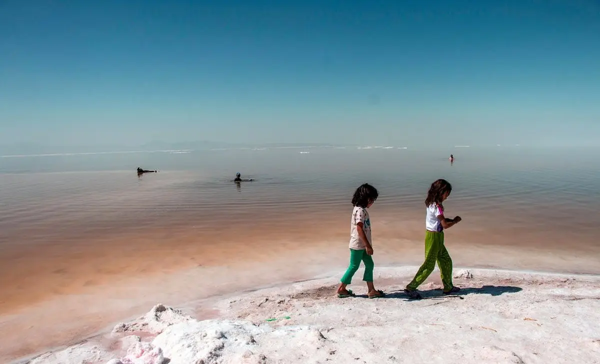 مسافران تابستانی دریاچه ارومیه / تصاویر