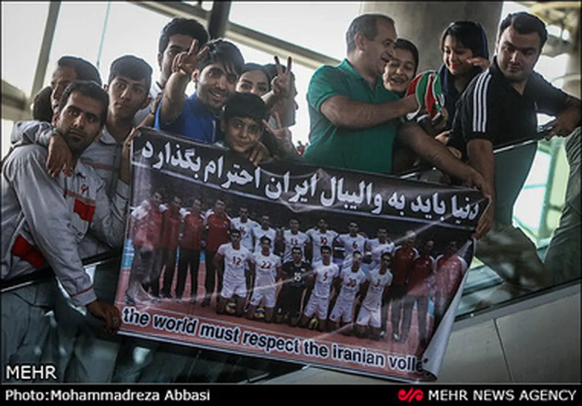 استقبال مردم از بازیکنان تیم ملی والیبال پس از قهرمانی در اینچئون/ گزارش تصویری