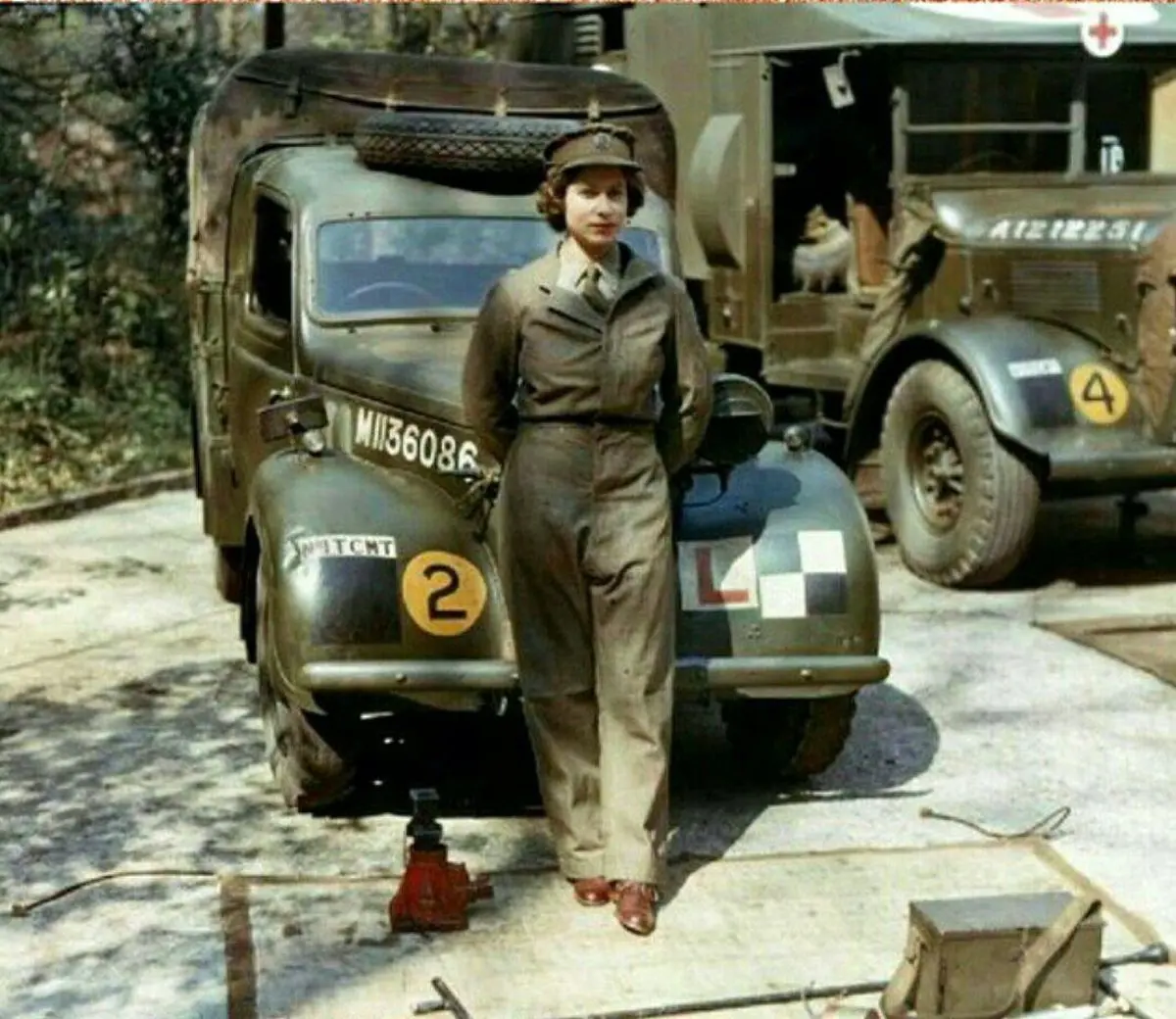 تصویری از ملکه انگلیس در خدمت مقدس سربازی!