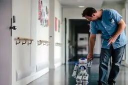 آشنایی با محبوب ترین روبات فرانسوی ها / ظاهری فانتزی و تعاملی بی نظیر + عکس