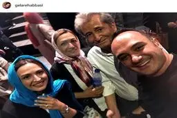گلاره عباسی و پدر و مادرش در کنار احسان کرمی/عکس