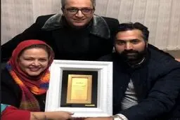 عکسی از کارت عروسی دوم بهاره رهنما روی ورق طلا