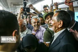 عکس: خنده‌های اسحاق جهانگیری در مترو!