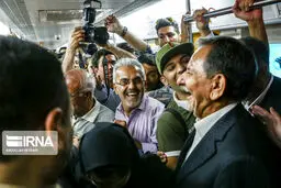عکس: خنده‌های اسحاق جهانگیری در مترو!