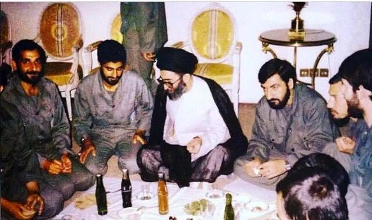 تصویری از هم‌سفره شدن حاج قاسم و رهبری در زمان جنگ