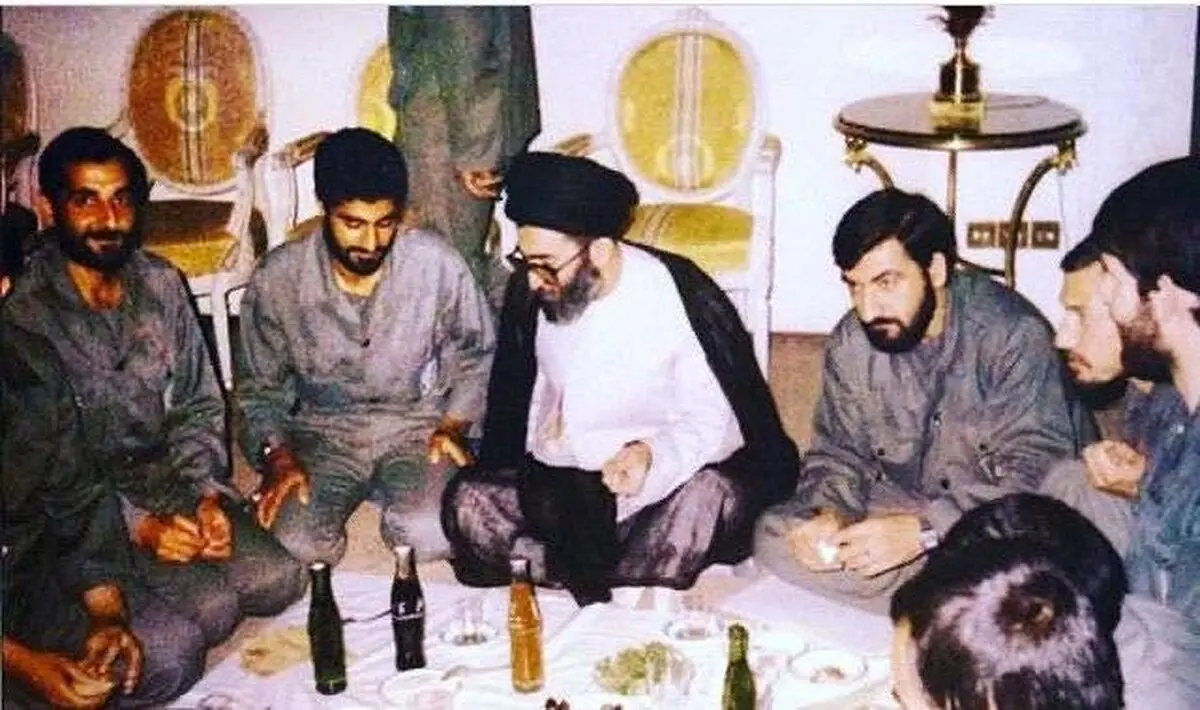 تصویری از هم‌سفره شدن حاج قاسم و رهبری در زمان جنگ