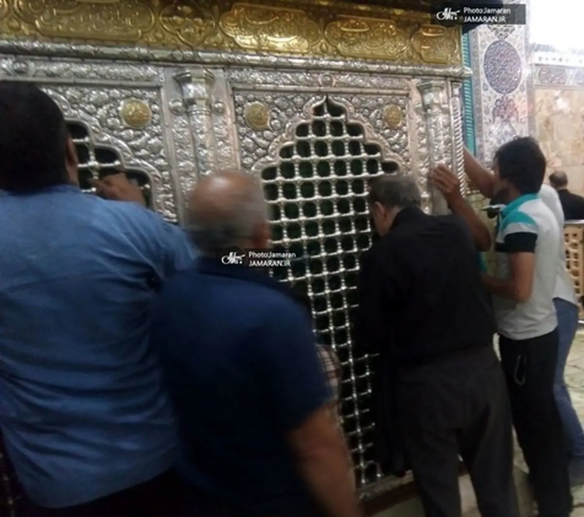 عکس محمدعلی نجفی در حرم حضرت معصومه بعد از قتل همسردومش