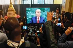 خبرنگاران حاضر در مقر سازمان ملل در حال پوشش زنده خبری سخنرانی دونالد ترامپ