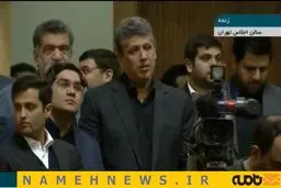 پسر در مراسم سالگرد پدر/ عکس