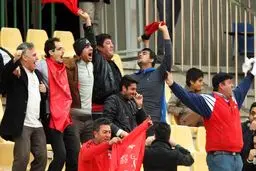 تشویق آبی‌پوشان با پیراهن قرمز (عکس)