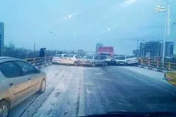 تصادف زنجیره‌ای ۳۰ خودرو در همدان/عکس