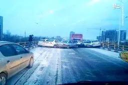 تصادف زنجیره‌ای ۳۰ خودرو در همدان/عکس