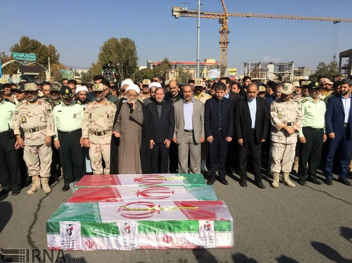 تشییع پیکر ۳ مرزبانی که در درگیری‌ با گروهک تروریستی شهید شدند/تصاویر