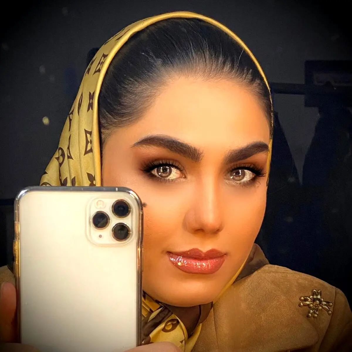 سلفي ديدني آزاده زارعي + عكس