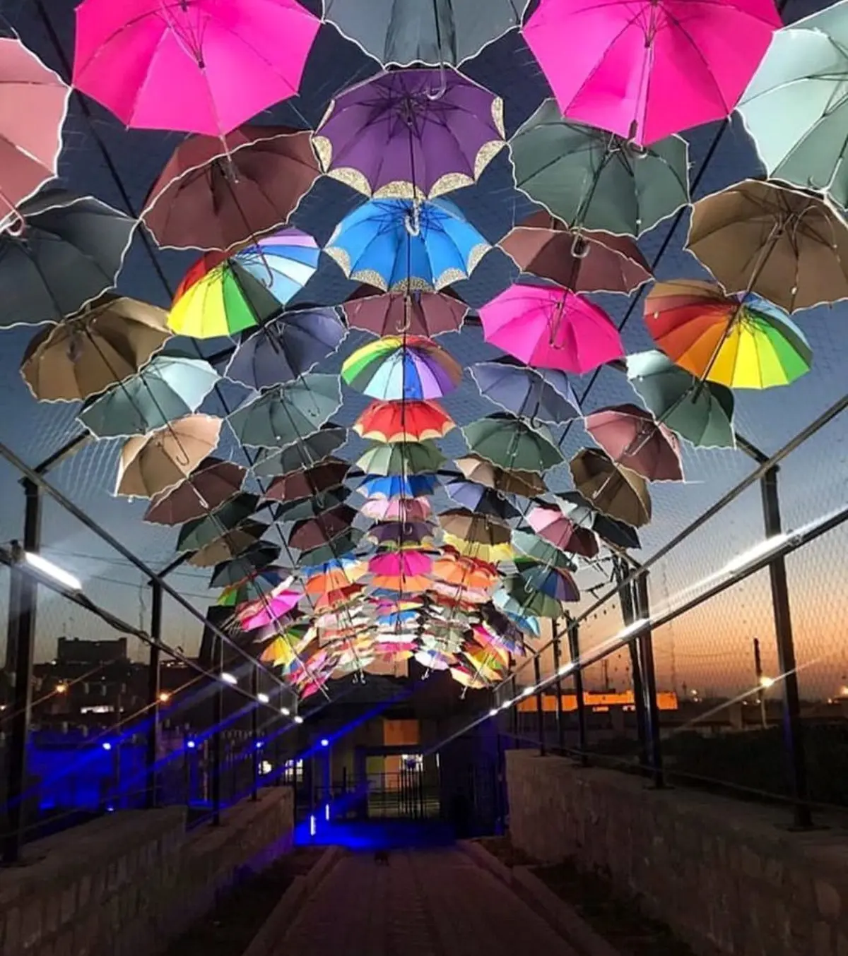 تصویر دیدنی از شهر زیبای چتر ها/ عکس