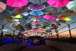 تصویر دیدنی از شهر زیبای چتر ها/ عکس