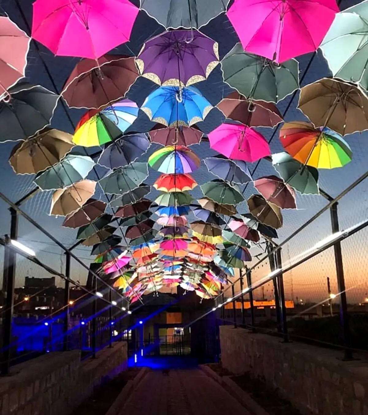 تصویر دیدنی از شهر زیبای چتر ها/ عکس