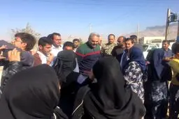گزارشگر معروف فوتبال در میان زلزله زدگان/عکس