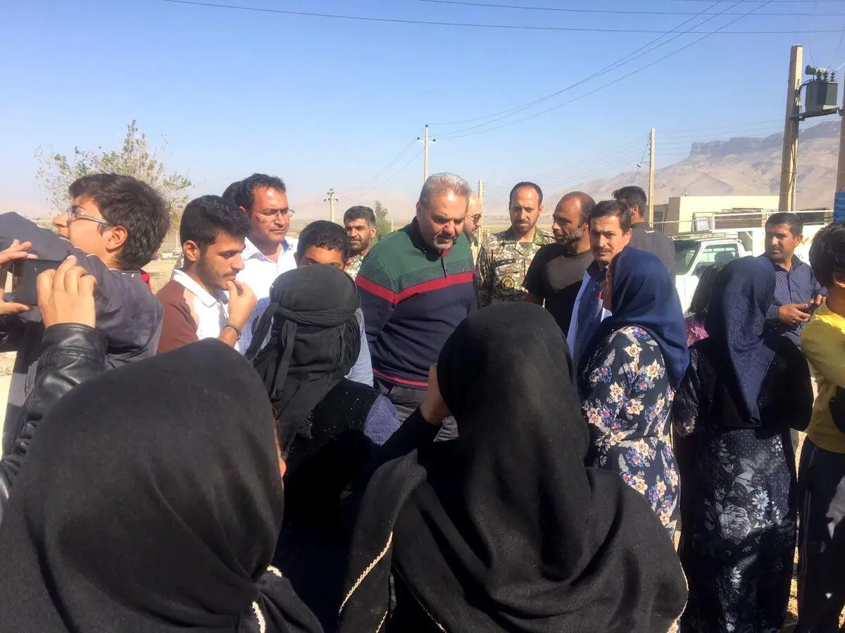 گزارشگر معروف فوتبال در میان زلزله زدگان/عکس