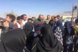 گزارشگر معروف فوتبال در میان زلزله زدگان/عکس