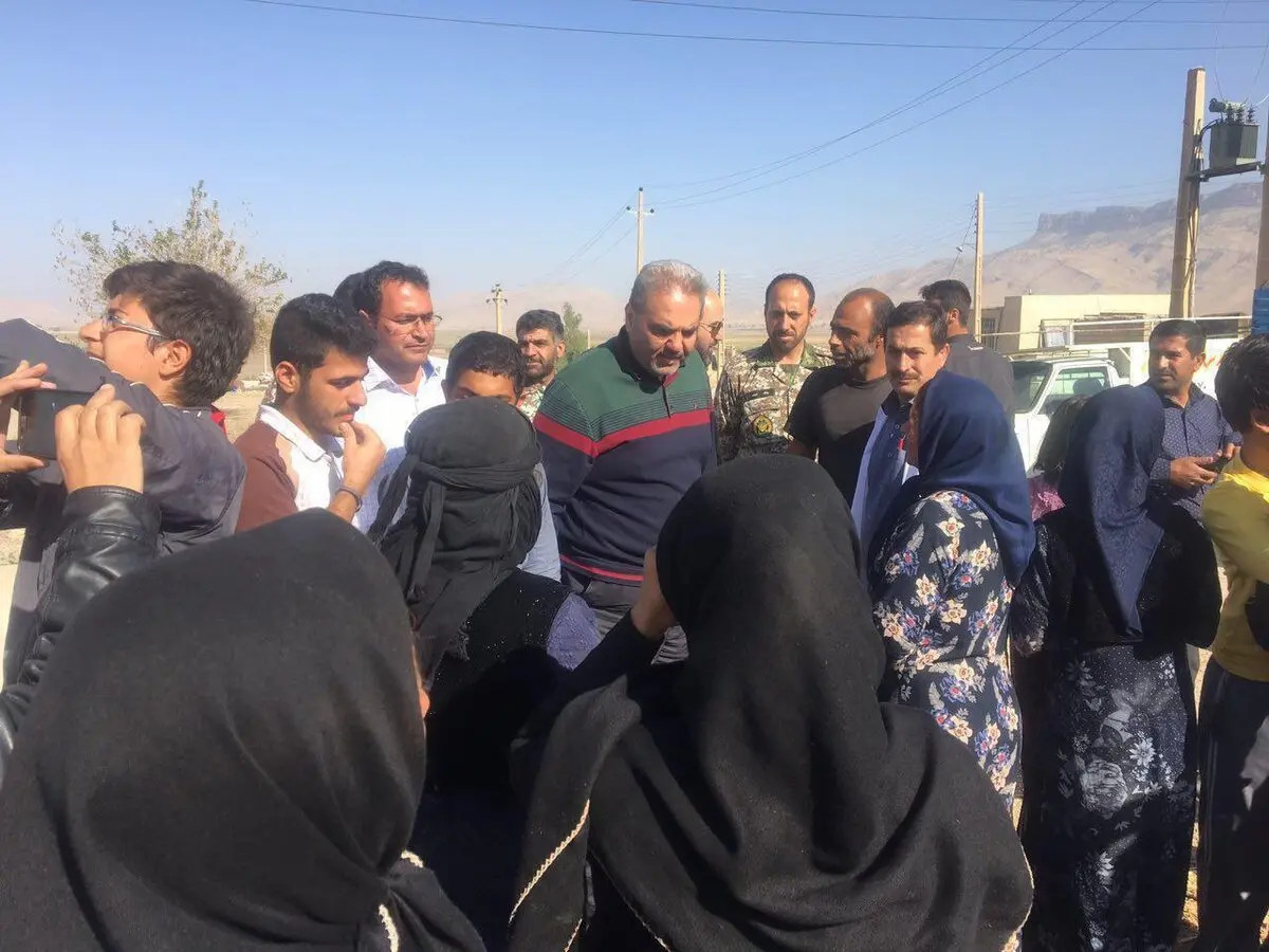گزارشگر معروف فوتبال در میان زلزله زدگان/عکس