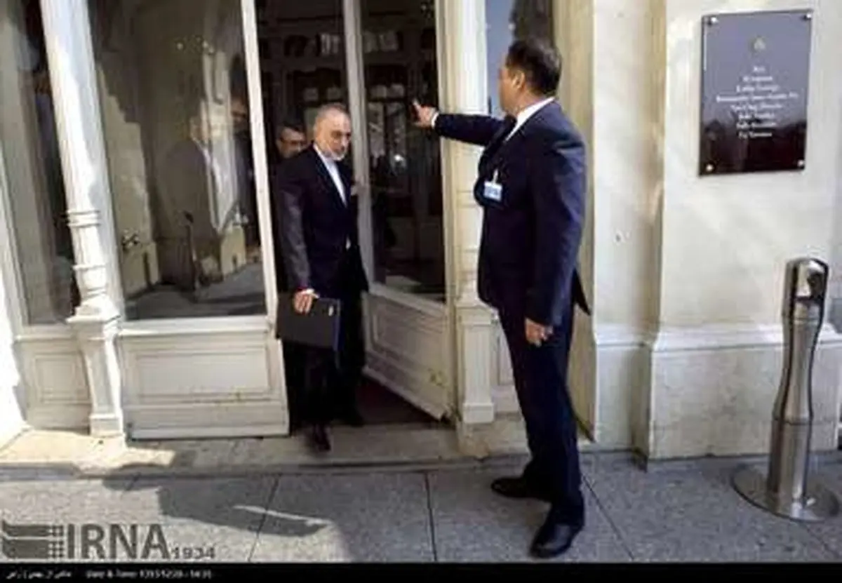 گفتگوی ظریف و تیم مذاکره‌کننده در حیاط هتل /تصاویر