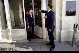 گفتگوی ظریف و تیم مذاکره‌کننده در حیاط هتل /تصاویر