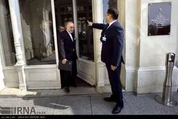 گفتگوی ظریف و تیم مذاکره‌کننده در حیاط هتل /تصاویر