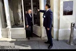 گفتگوی ظریف و تیم مذاکره‌کننده در حیاط هتل /تصاویر