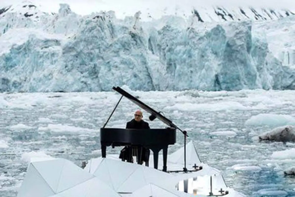 پیانو نوازی روی یخ‌های شناور/ تصاویر