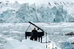 پیانو نوازی روی یخ‌های شناور/ تصاویر