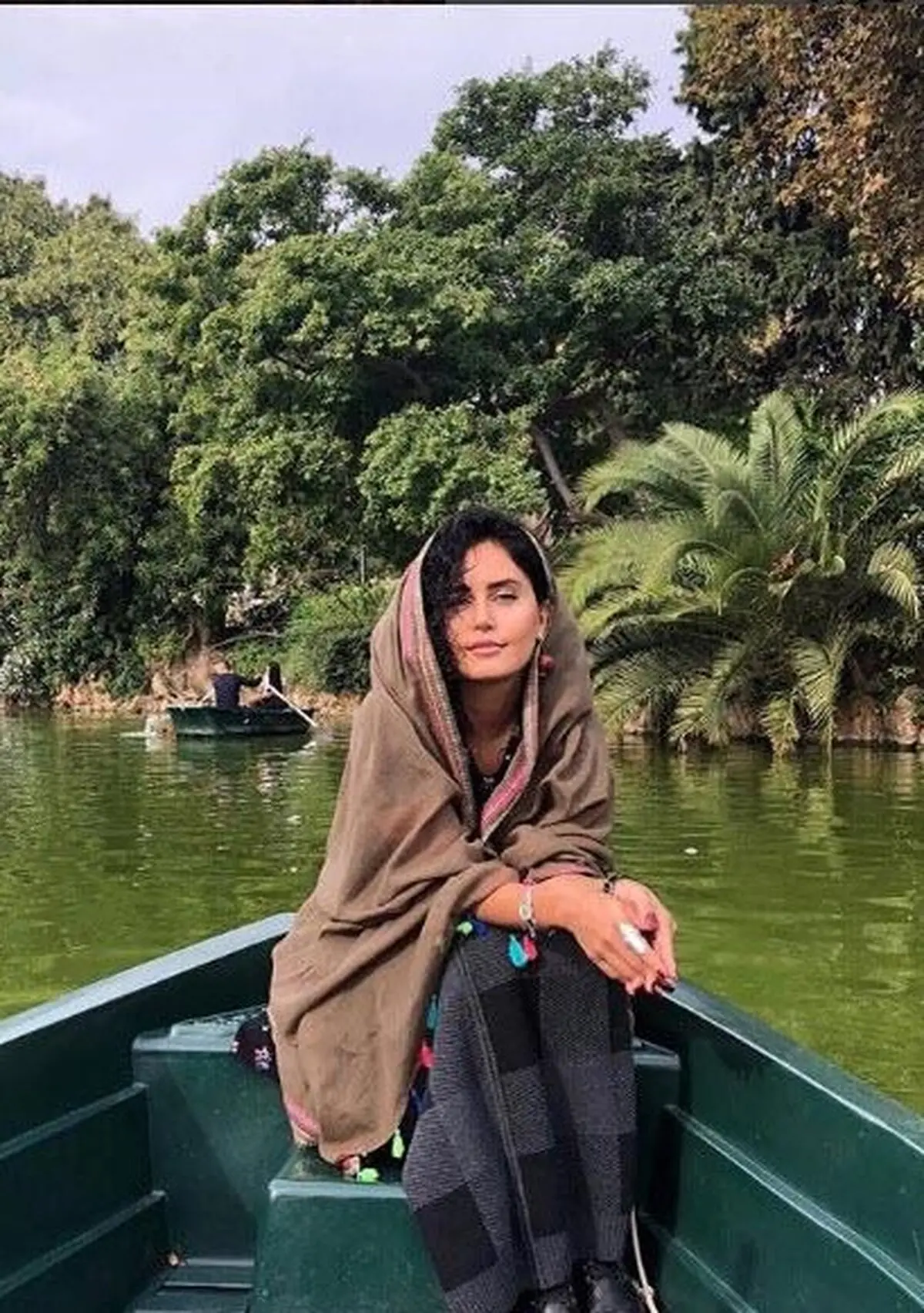 تصویری از گردش پاییزی خانم بازیگر / عکس