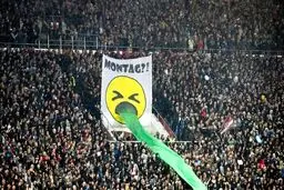 اعتراض جالب هواداران سن پائولی به برگزاری بازی‌ها در شروع هفته + عکس