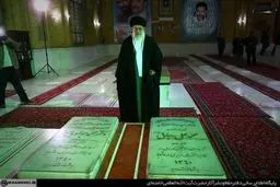 رهبر انقلاب بر مزار شهیدان رجایی و باهنر/عکس
