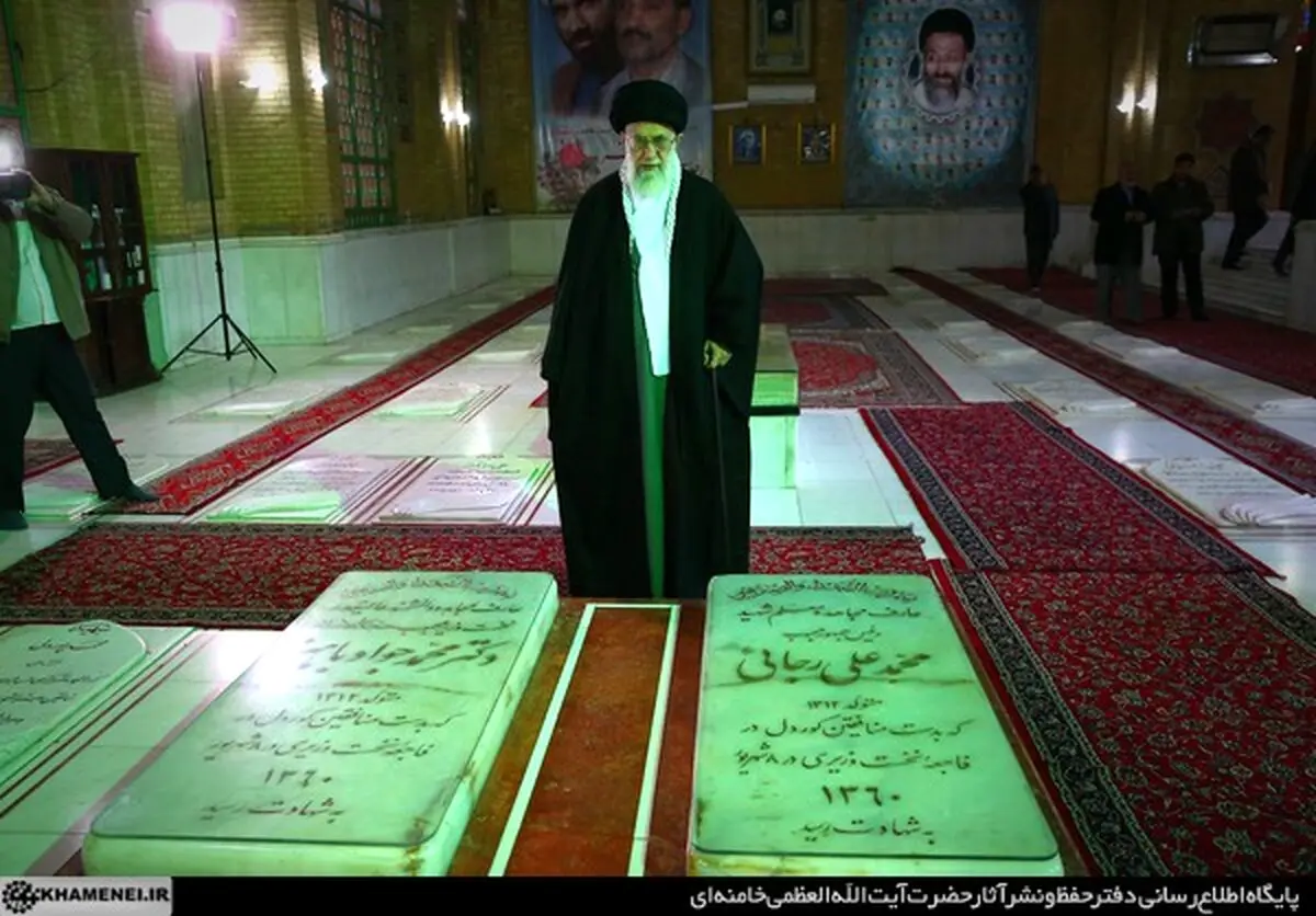 رهبر انقلاب بر مزار شهیدان رجایی و باهنر/عکس