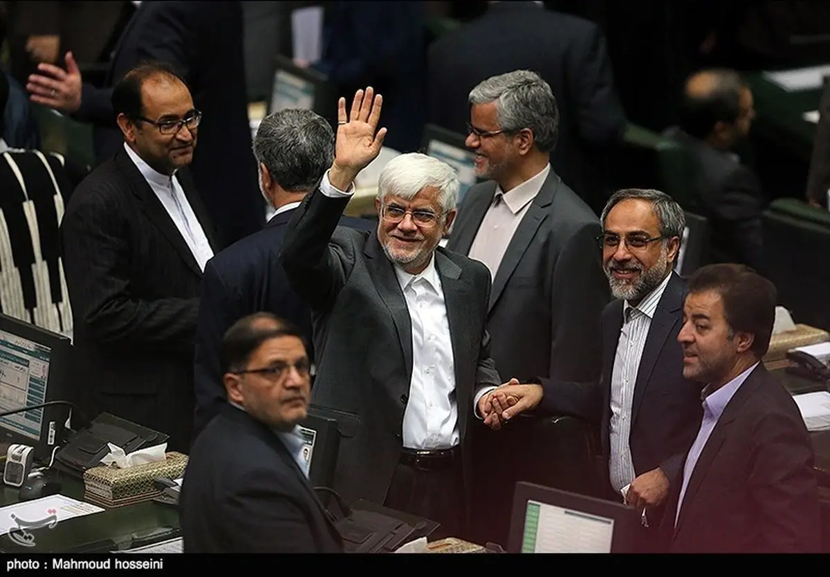 محمدرضا عارف در صحن مجلس/ عکس