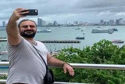 سلفی مهران احمدی کنار ساحل