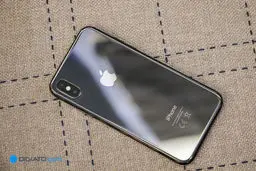 موبایل های پرچمدار سال 2018 از پنل پشتی شیشه ای بهره خواهند برد